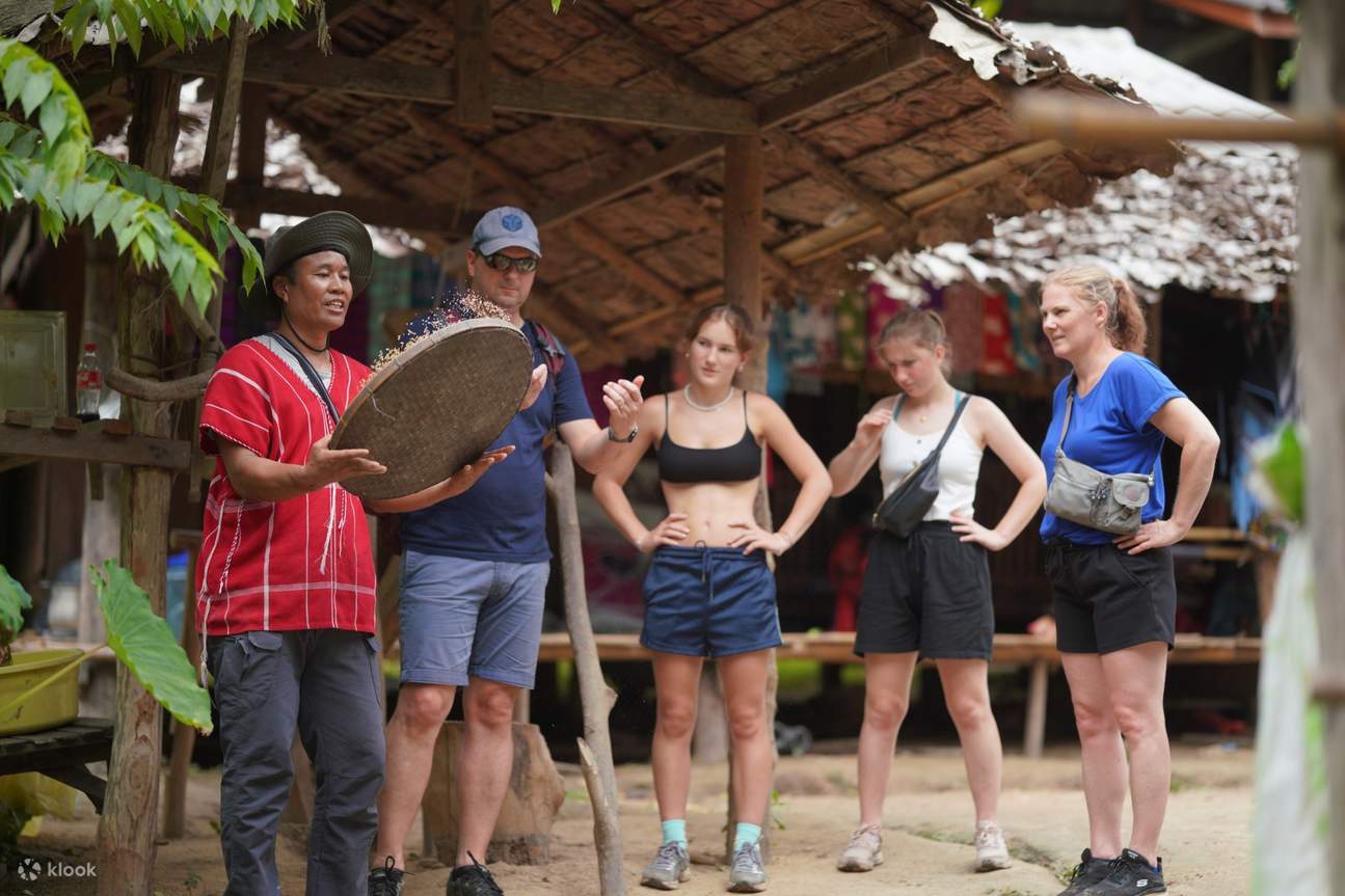 Chiang Mai : visite du village Karen, cascade et rafting, déjeuner inclus